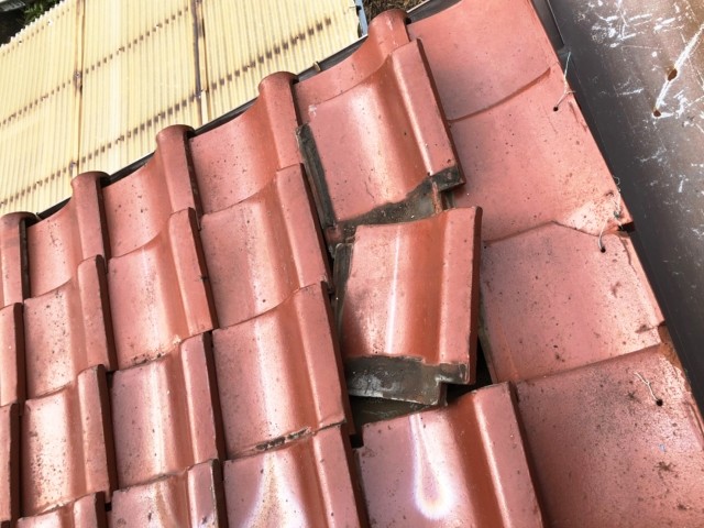 瓦の破損・ズレの放置は注意です【浜松市での屋根リフォームのご相談は当店へ】 画像