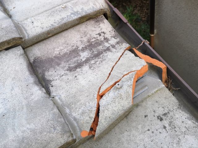 瓦が1枚割れただけでも修理は必要?【浜松市の屋根リフォームのご相談は当店へ】 画像