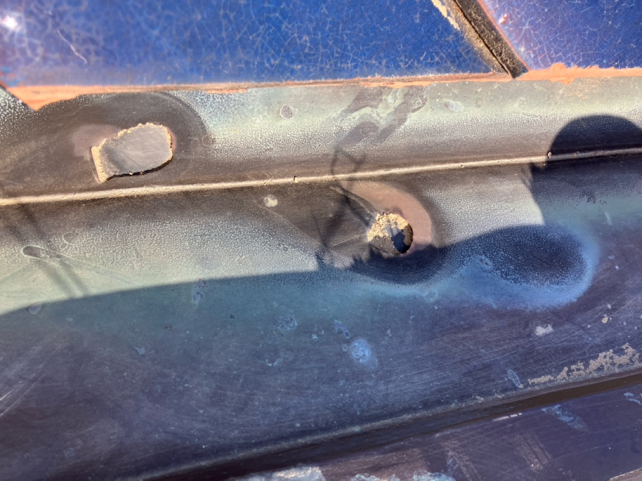 谷板金に穴が!雨漏りに直結してしまう?【浜松市の屋根リフォームのご相談は当店へ】 画像