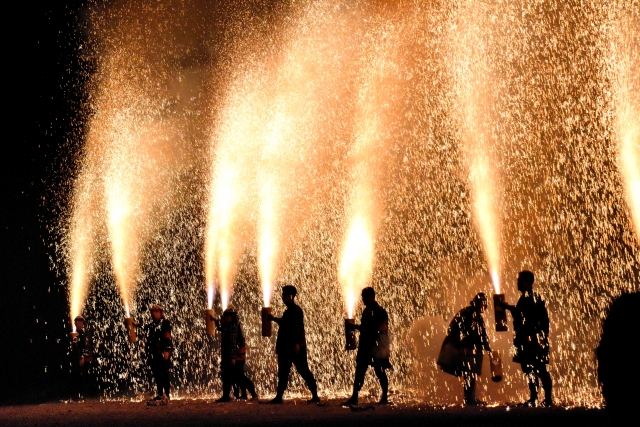 【2026】袋井・可睡斎「奥之院不動尊大祭」完全ガイド!迫力の手筒花火・灯籠流しの見どころ&アクセスまとめ 画像