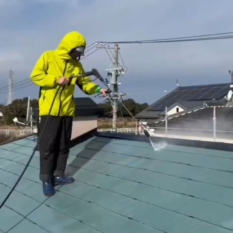 屋根塗装での高圧洗浄の必要性【浜松市での屋根リフォームのご相談は当店へ】 アイキャッチ画像