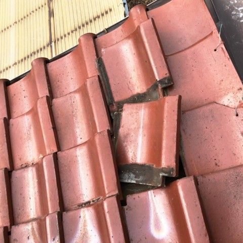 瓦の破損・ズレの放置は注意です【浜松市での屋根リフォームのご相談は当店へ】 アイキャッチ画像