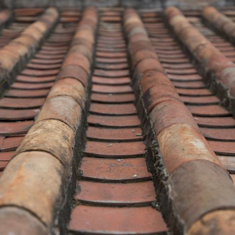 屋根が傷むと起こるトラブル（雨漏り・内装への影響・工事の大型化）【屋根工事/点検/劣化/メンテナンス目安】 アイキャッチ画像