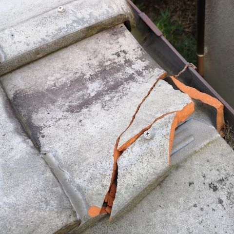 瓦が1枚割れただけでも修理は必要？【浜松市の屋根リフォームのご相談は当店へ】 アイキャッチ画像