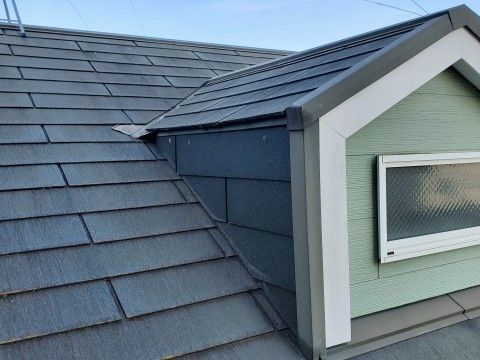 スレート屋根の寿命は何年?【浜松市の屋根リフォームのご相談は当店へ】 アイキャッチ画像