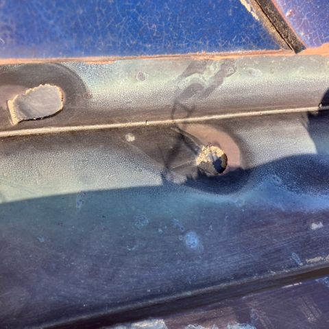 谷板金に穴が!雨漏りに直結してしまう?【浜松市の屋根リフォームのご相談は当店へ】 アイキャッチ画像