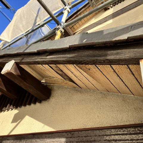 軒天の破損を発見!早めの点検が大切です✨【浜松市の屋根リフォームのご相談は当店へ】 アイキャッチ画像