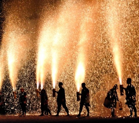 【2026】袋井・可睡斎「奥之院不動尊大祭」完全ガイド!迫力の手筒花火・灯籠流しの見どころ&アクセスまとめ アイキャッチ画像