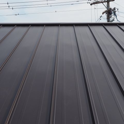 雨漏りに強いガルバリウム鋼板立平葺き費用付き解説！3万回再生動画も｜浜松市の屋根修理専門店 アイキャッチ画像