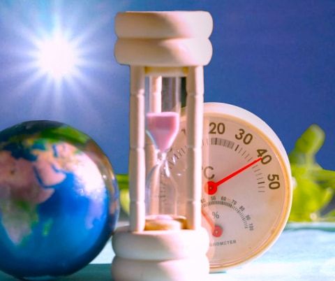 【浜松市で41℃の酷暑日】2階が暑すぎる原因は屋根？遮熱塗装とカバー工法を徹底比較！｜静岡県浜松市の屋根修理専門店 アイキャッチ画像